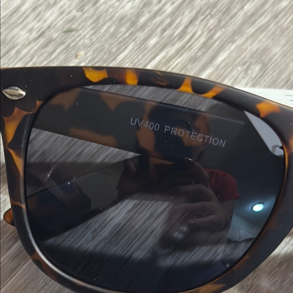 Tortoise Shell Sunglasses with UV Protection - Picture 2 of 5